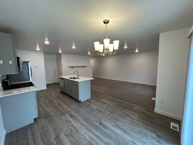 Building Photo - Beautifully Spacious Townhome in Payson, UT  Open house this Saturday 5/9/2026  12-1 pm-  $150 Am...