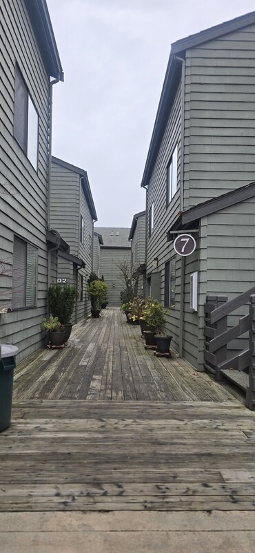 Building Photo - 7 Lake Bellevue Dr