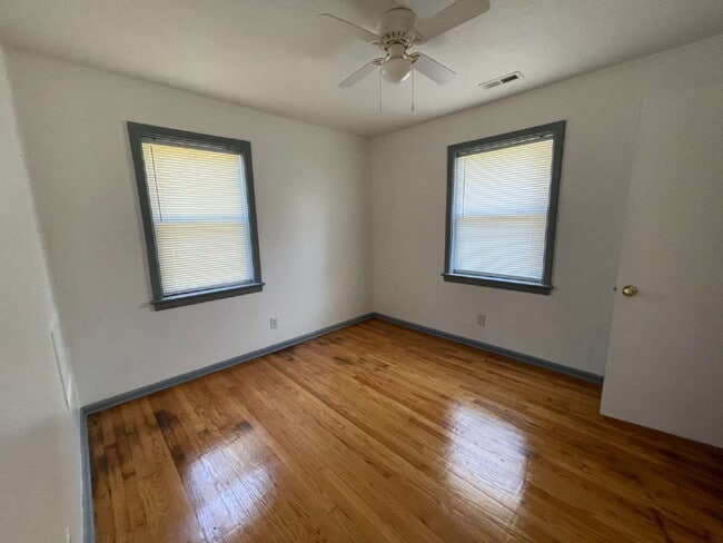 Building Photo - SPACIOUS BRICK RANCH in GOLDSBORO! 4 BR, 2 BA - FENCED-IN YARD *Convenient to SJAFB*