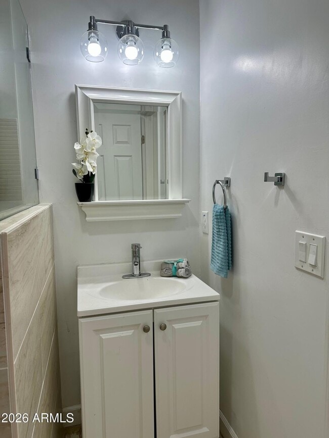 Building Photo - 3125 E Oak St