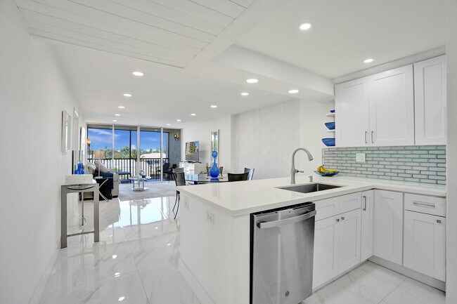 Building Photo - 6 Royal Palm Way