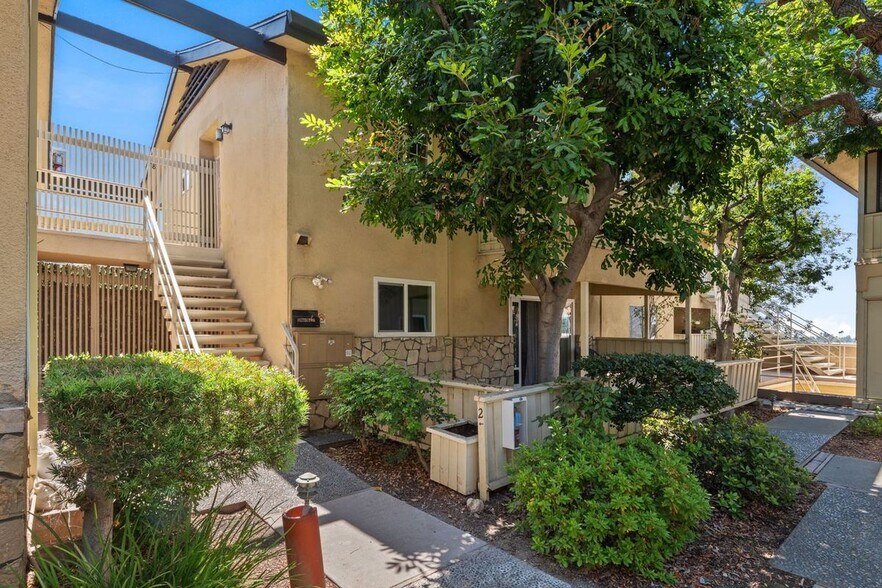Building Photo - 385 Cliff Dr