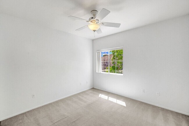 Building Photo - Great 2 bedroom 2 bathroom condo in gated community in Summerlin!