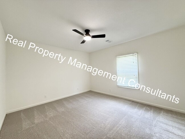 Building Photo - 4 Bed 2 Bath Prairie Village ranch style home!