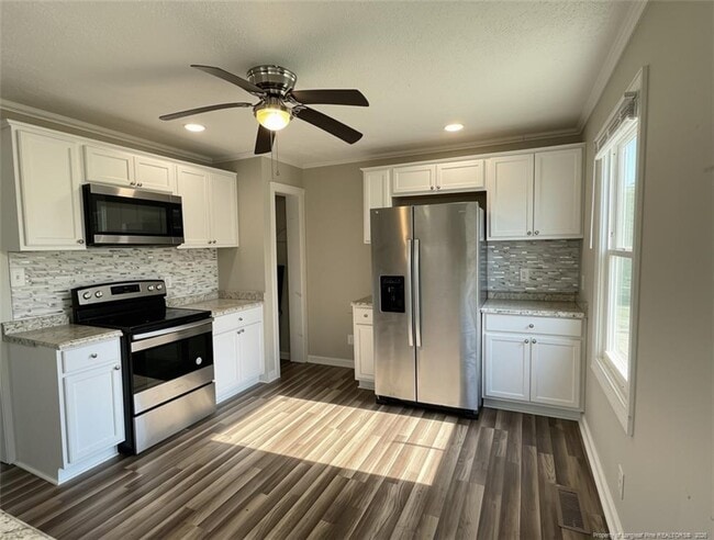 Building Photo - 3921 Village Dr