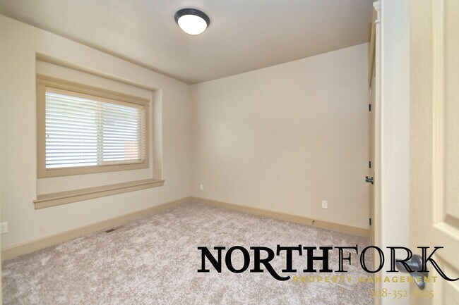 Building Photo - Desirable Star Home Coupled with Convenience