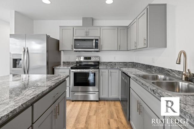 Building Photo - New 3 Bed/2.5 Bath Townhome in Medford