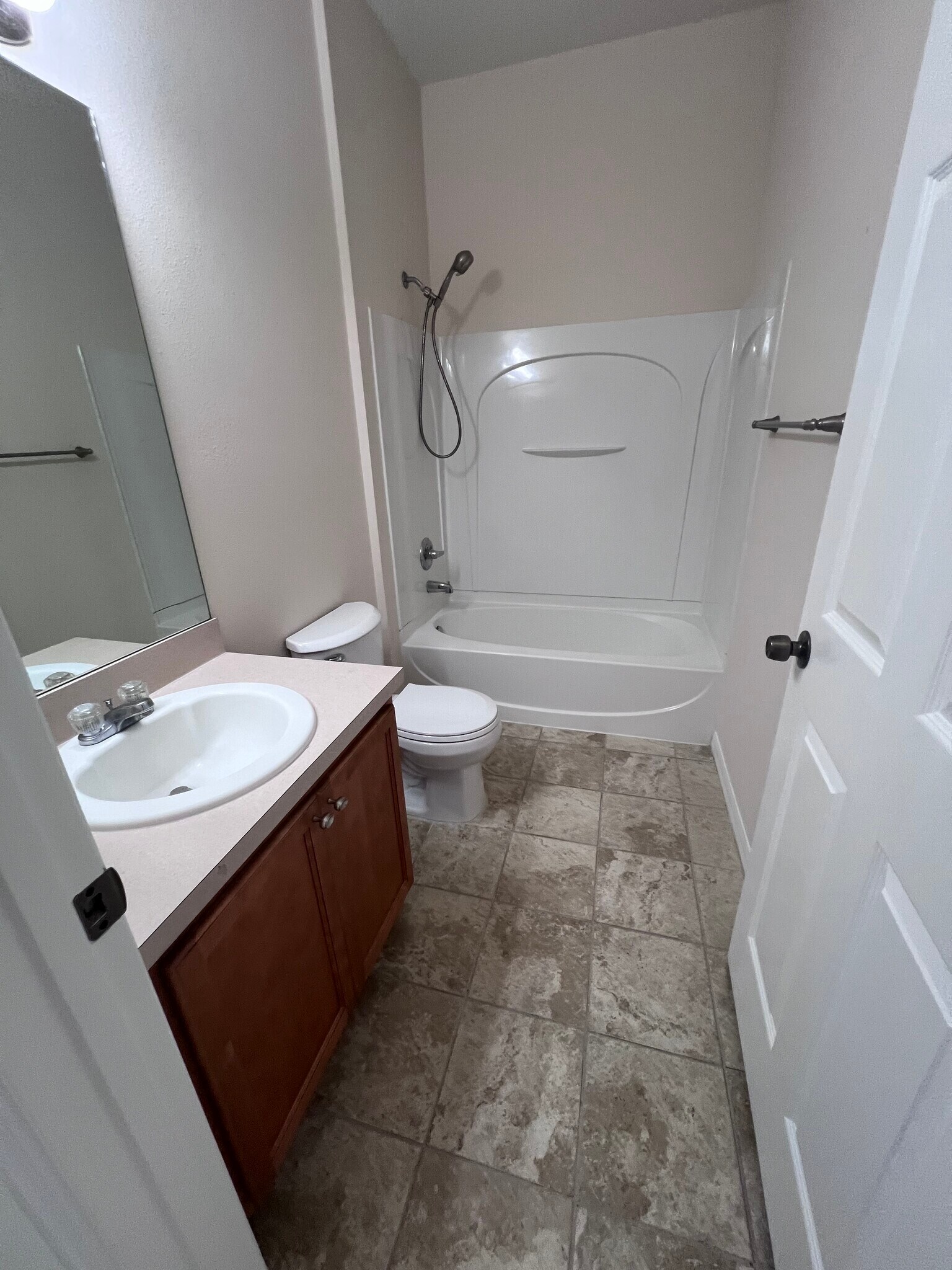 Building Photo - 423 SW Alcan Dr