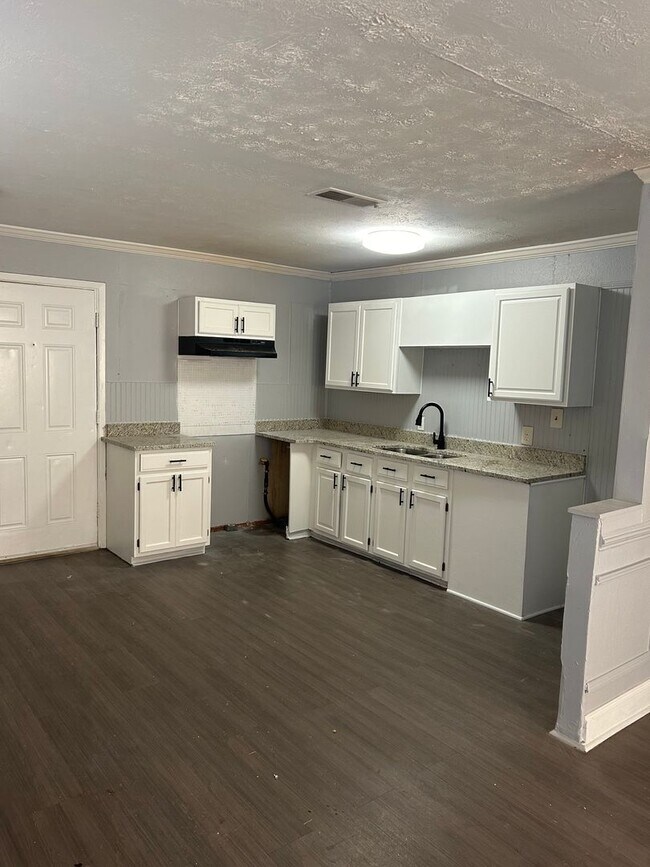 Building Photo - 3bd/1ba w/ Side Porch and Fully Fenced In Backyard!