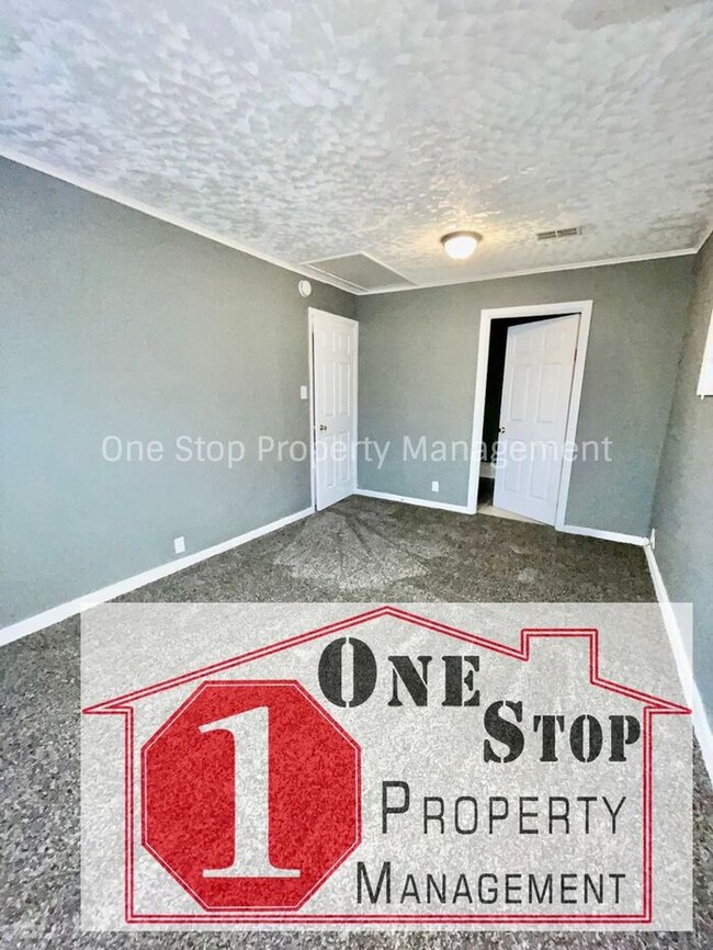 Building Photo - 4 bedroom, 2 bathroom home in Kansas City!