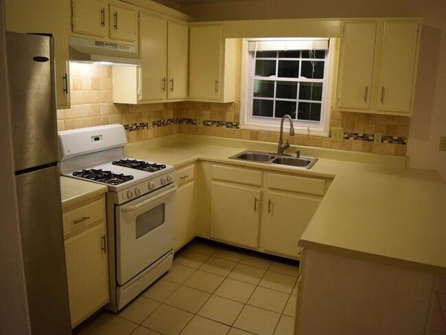 Building Photo - 2065 Vernon Commons