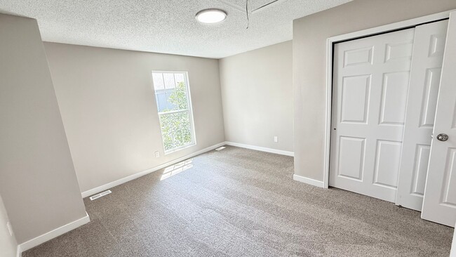 Building Photo - Fully Remodeled 2 Bedroom Townhome in Sout...