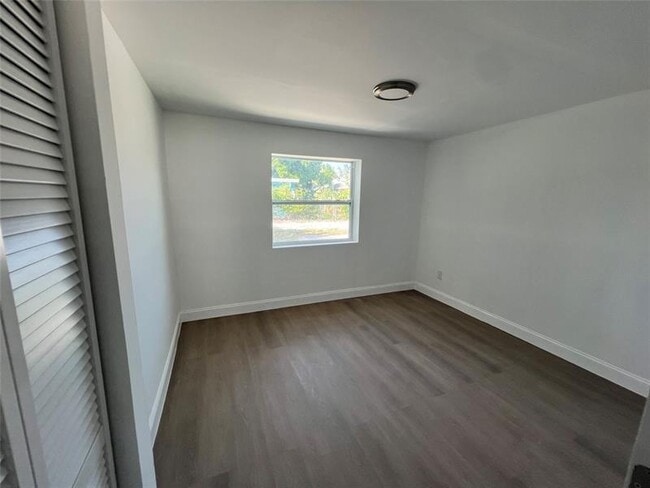 Building Photo - 422 SW 4th Ave