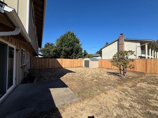 Building Photo - 3 Bedroom Duplex off Gilham Rd.