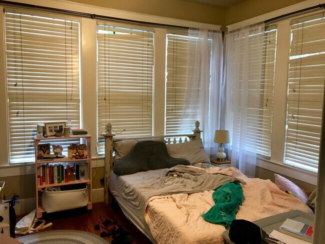 Building Photo - UT PRE-LEASE: Hyde Park 4 bed / 3 bath.  O...