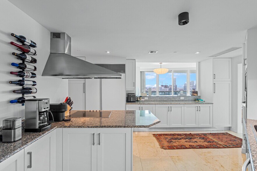 Building Photo - 1643 Brickell Ave