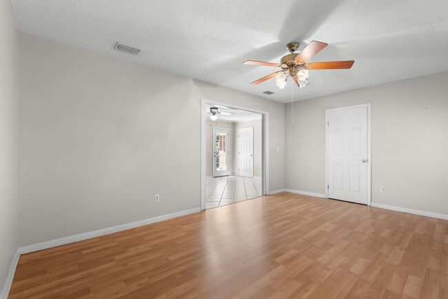 Building Photo - 616 Pinewood Dr