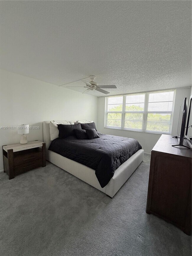 Building Photo - 4020 W Palm Aire Dr