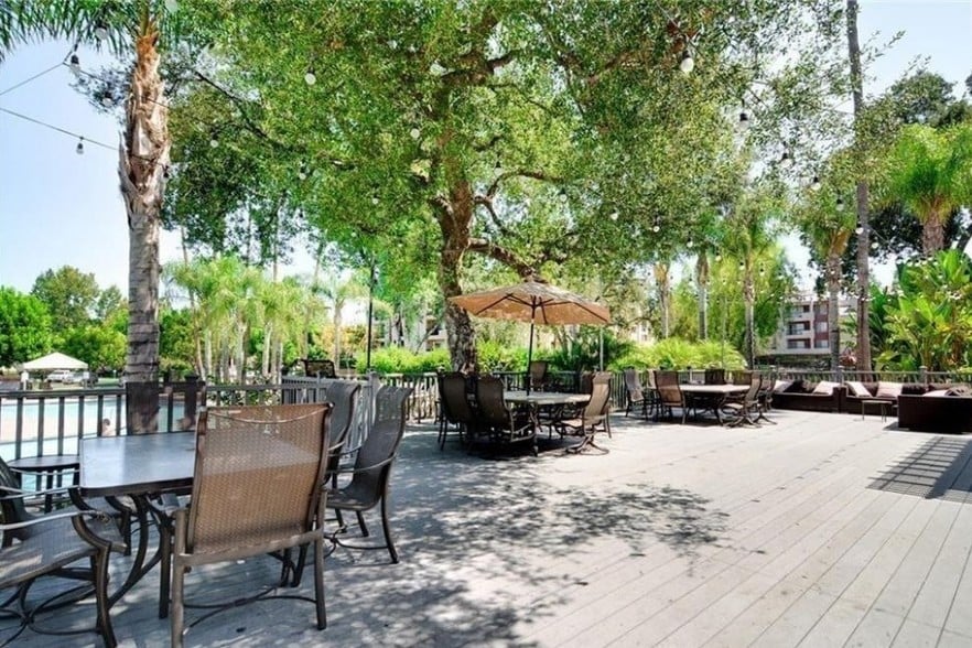 Outdoor Deck - 5540 Owensmouth Ave