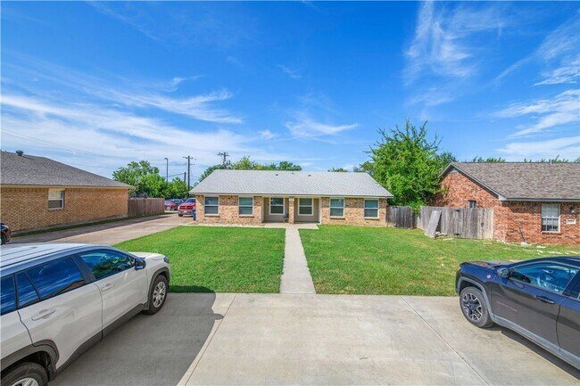 Building Photo - 1211 April Bloom