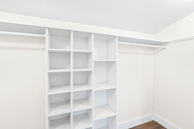 Building Photo - Charming & Spacious Single Family Home
