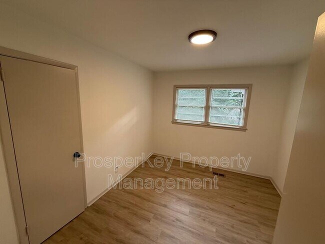 Building Photo - 3676 Lindsey Dr