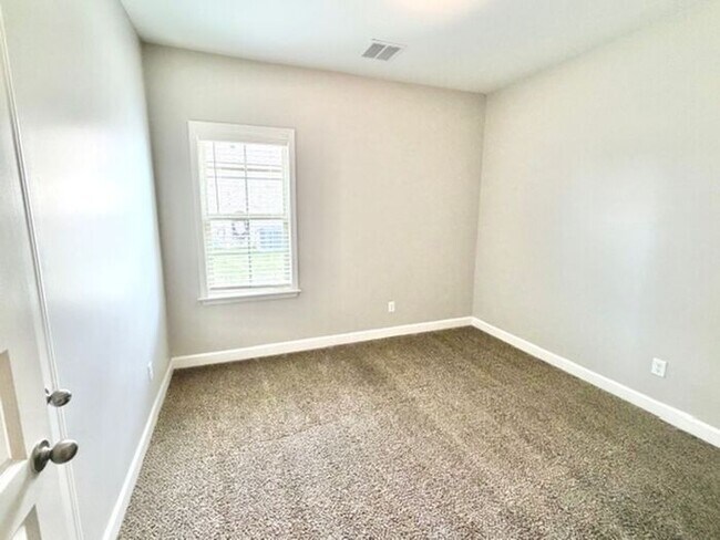 Building Photo - Now Leasing a 4-Bedroom 3 Bath Home In Somerville