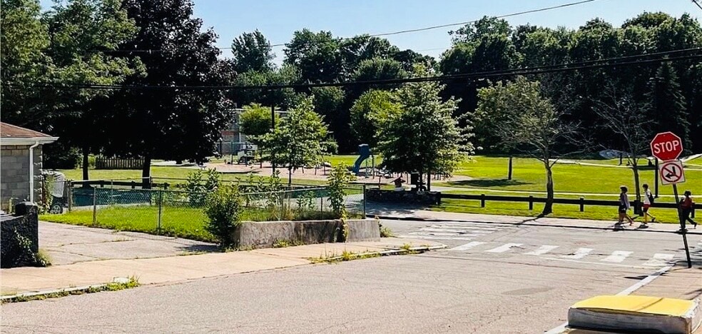 Building Photo - 19 Vale St