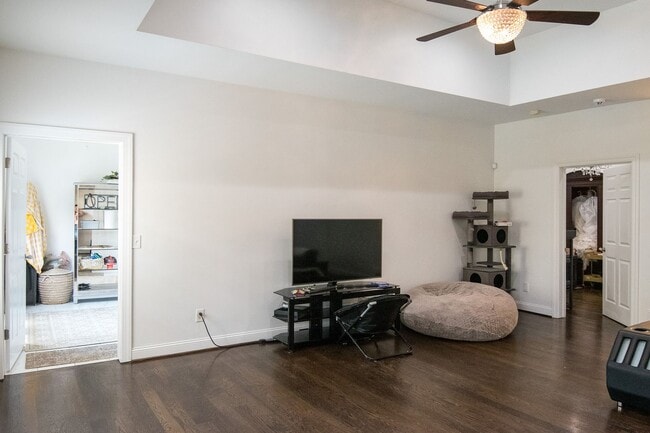 Building Photo - Luxury Living w/ Pool In Brentwood!