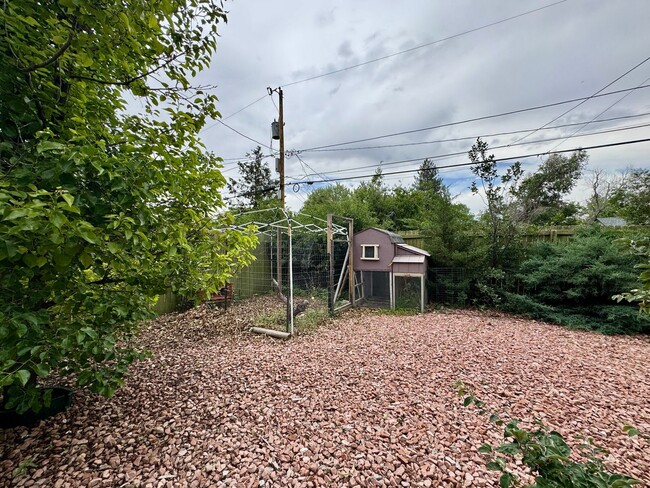 Building Photo - Beautiful 2 Bedroom Ranch Home Furnished o...