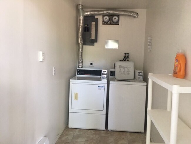 Building Photo - Private Guy Room in 5 bedroom 2 bath triplex