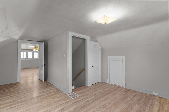 Building Photo - Charming 2+ Bedroom in Shrewsbury – Walkable Neighborhood & Pet-Friendly!