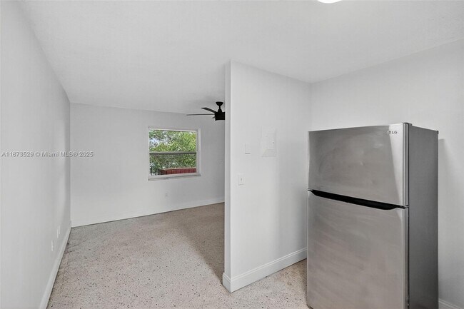 Building Photo - 458 SW 9th St