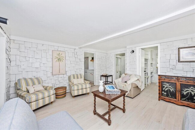 Building Photo - 2027 Panama Dr