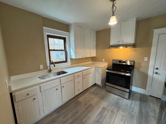 Building Photo - 3 Bedroom Moline Home with 2 Car Garage