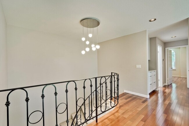Building Photo - Beautiful and spacious 3 bedroom 2.5 bath ...
