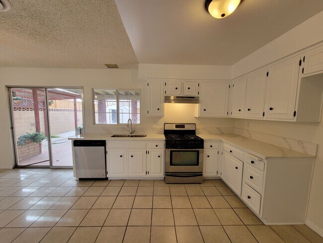 Building Photo - Beautiful 4 Bedroom Home in Palmdale!