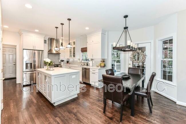 Building Photo - 6866 Melrose Dr