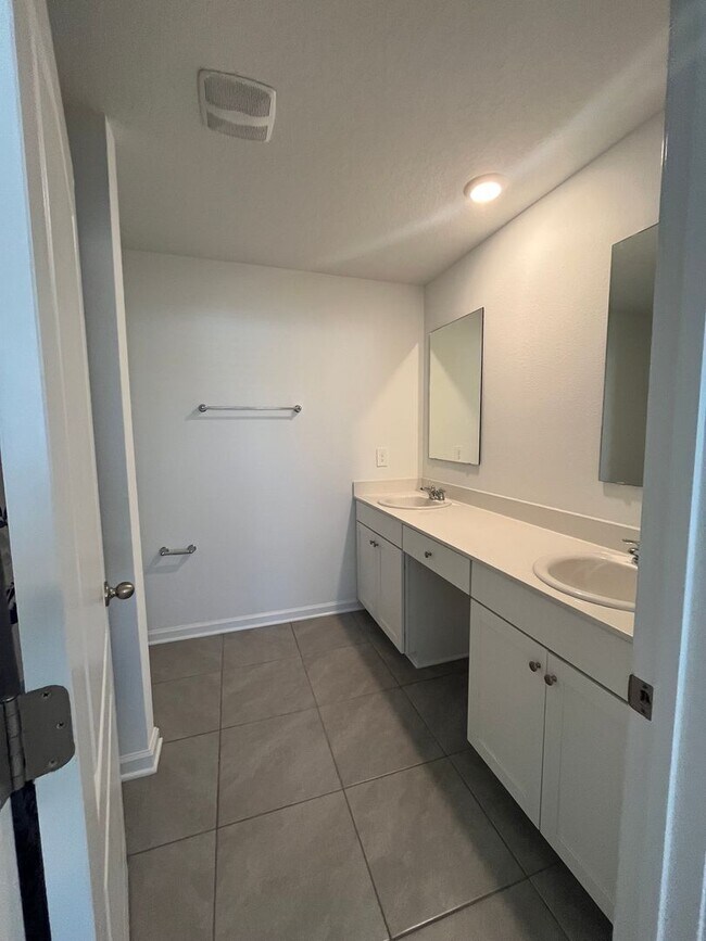 Building Photo - Town Home in The Trails -2 Primary Suites!!