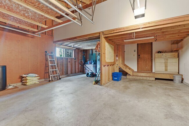 Building Photo - Spacious Bainbridge Island Home