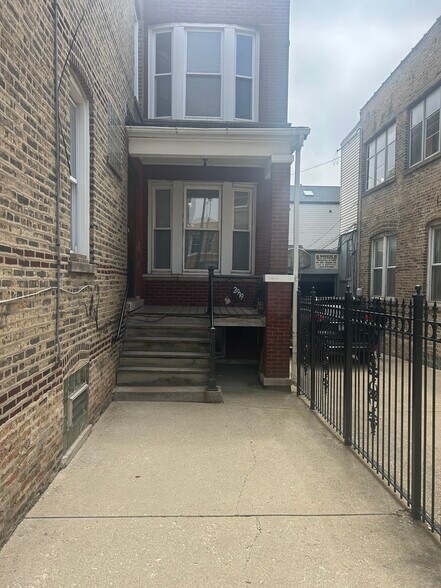 Building Photo - 2919 W Diversey Ave