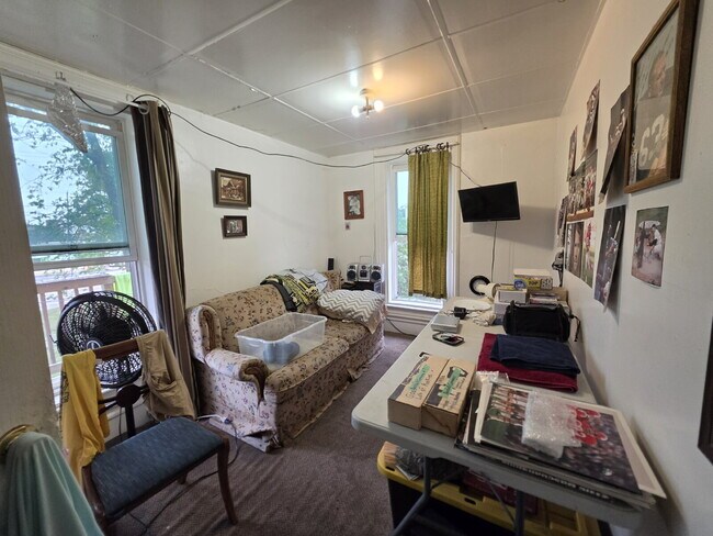 Building Photo - 1 Bedroom, 1 Bathroom with Off Street Parking - Available September 10th!