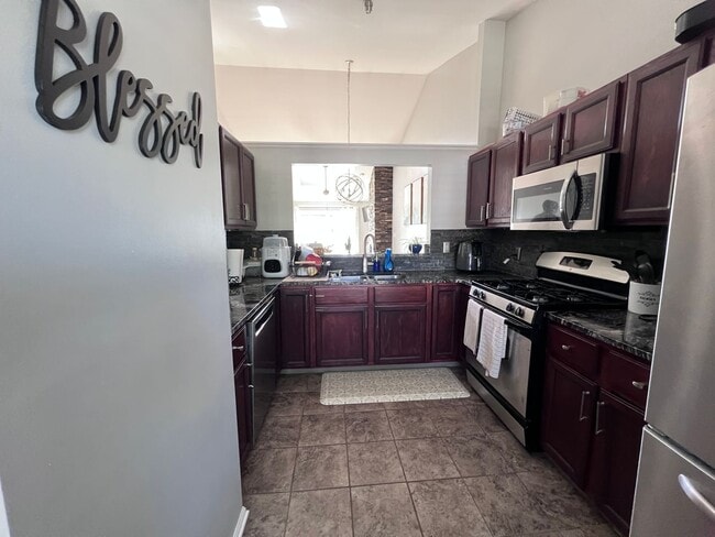 Building Photo - Spacious 3 bedroom Condo In Comstock Park