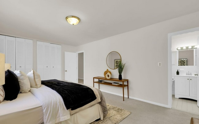 Building Photo - Bright Top-Floor 2BR Condo with Balcony in Parkside Community