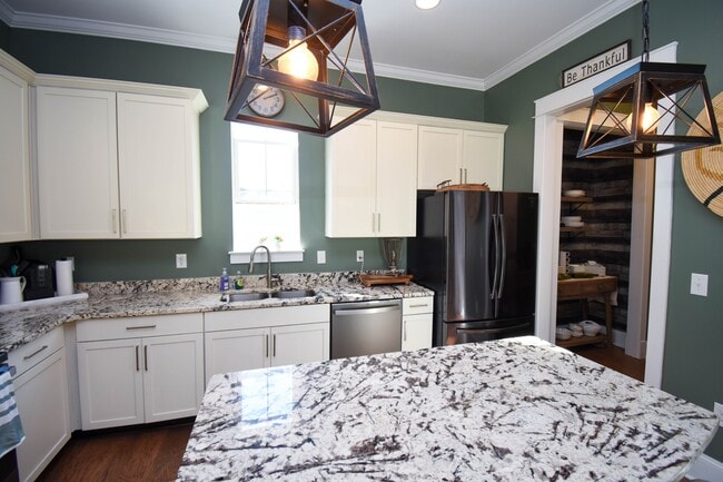 Building Photo - 846 Rosa Cir