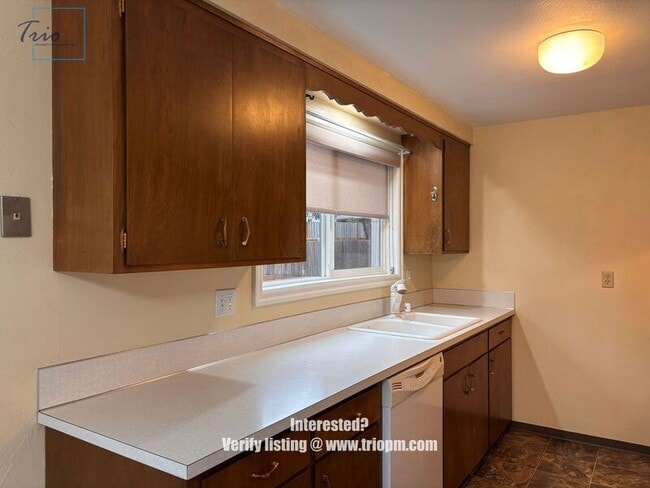 Building Photo - 1398 Corum Ave