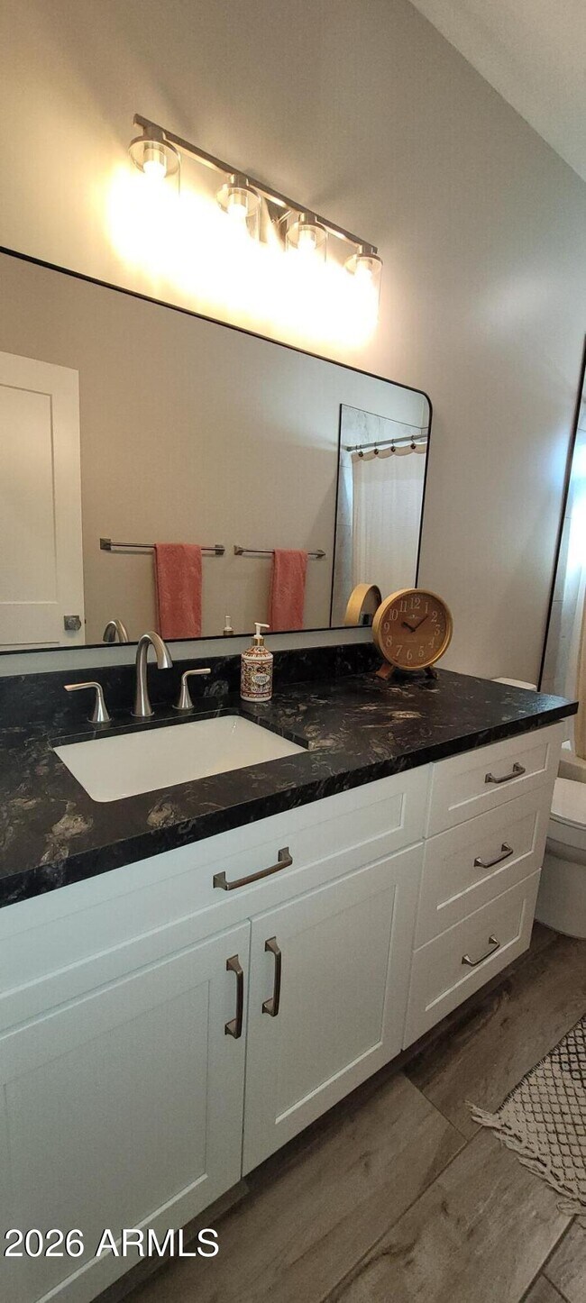 Building Photo - 900 W Hermosa Dr