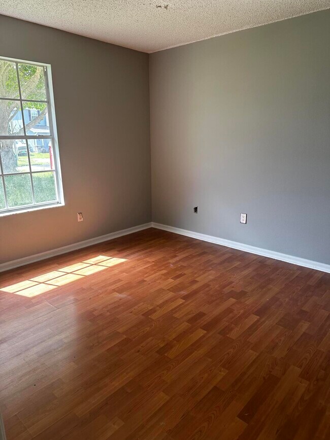 Building Photo - 1021 SW Du Bois Ave