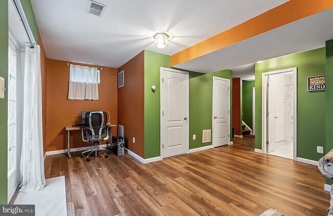 Building Photo - 6721 Sycamore Park Dr
