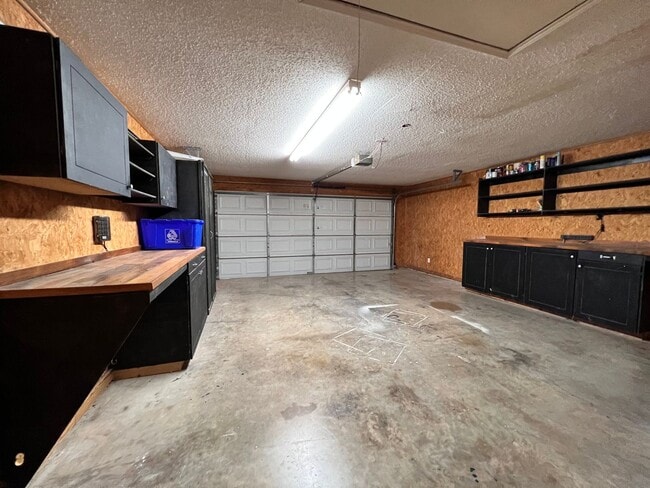 Building Photo - Beautiful Home In Oak Hollow Estates